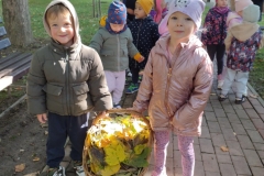 W poszukiwaniu oznak jesieni. Obserwacje przyrodnicze gr II