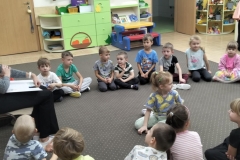 Zajęcia prowadzone przez mamę Emilki i Laury- bohaterki tygodnia z gr 4